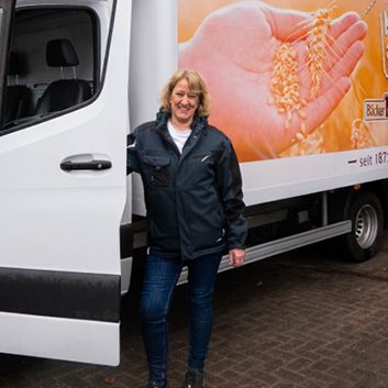 Frau vor einem LKW
