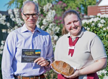 Fachverkäuferin Anna Ngûena Bekale und Geschäftsleiter Thomas
Stockinger freuen sich über den Erfolg der Spendenaktion.